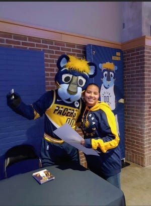 Jasmine Bennett poses with Boomer, the Pacers' mascot.