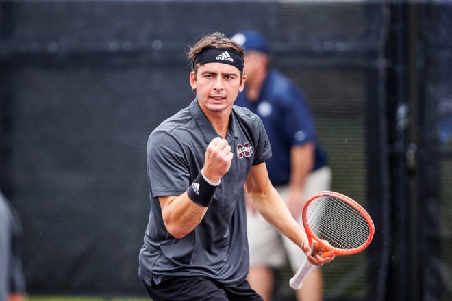 Tenisový hráč štátu Mississippi Nemanja Malecevic oslavuje počas zápasu druhého kola turnaja NCAA proti štátu Middle Tennessee v tenisovom centre AJ Pitts v Starkville, MS.