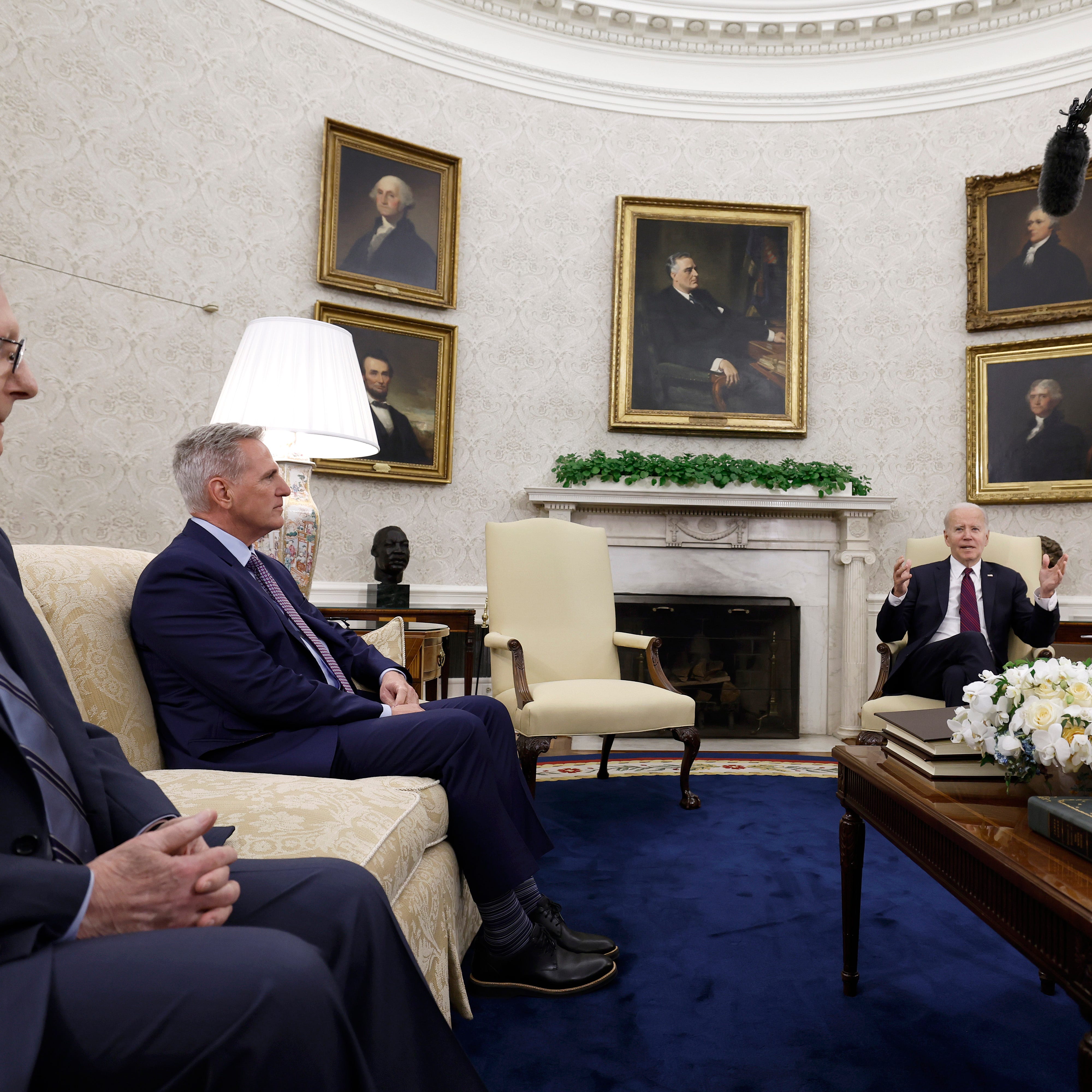 WASHINGTON, DC - MAY 09: U.S. Senate Minority Leader Mitch McConnell (R-KY), Speaker of the House Kevin McCarthy (R-CA), President Joe Biden, and Senate Majority Leader Chuck Schumer (D-NY) meet in the Oval Office of the White House on May 09, 2023 in Washington, DC. The Congressional lawmakers met with the President to negotiate how to address the debt ceiling before June 1, when U.S. Treasury Secretary Janet Yellen warned Congress that the United States would default on their debts. (Photo by Anna Moneymaker/Getty   Images) ORG XMIT: 775975648 ORIG FILE ID: 1488657984