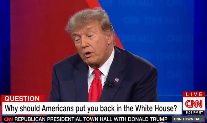 Mantan Presiden Donald Trump muncul di balai kota CNN yang berisiko tinggi.