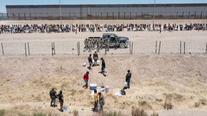 Juez bloquea a Biden de ‘liberación condicional’ de inmigrantes fronterizos