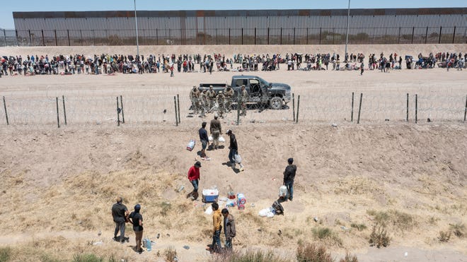 Juez bloquea a Biden de ‘liberación condicional’ de inmigrantes fronterizos