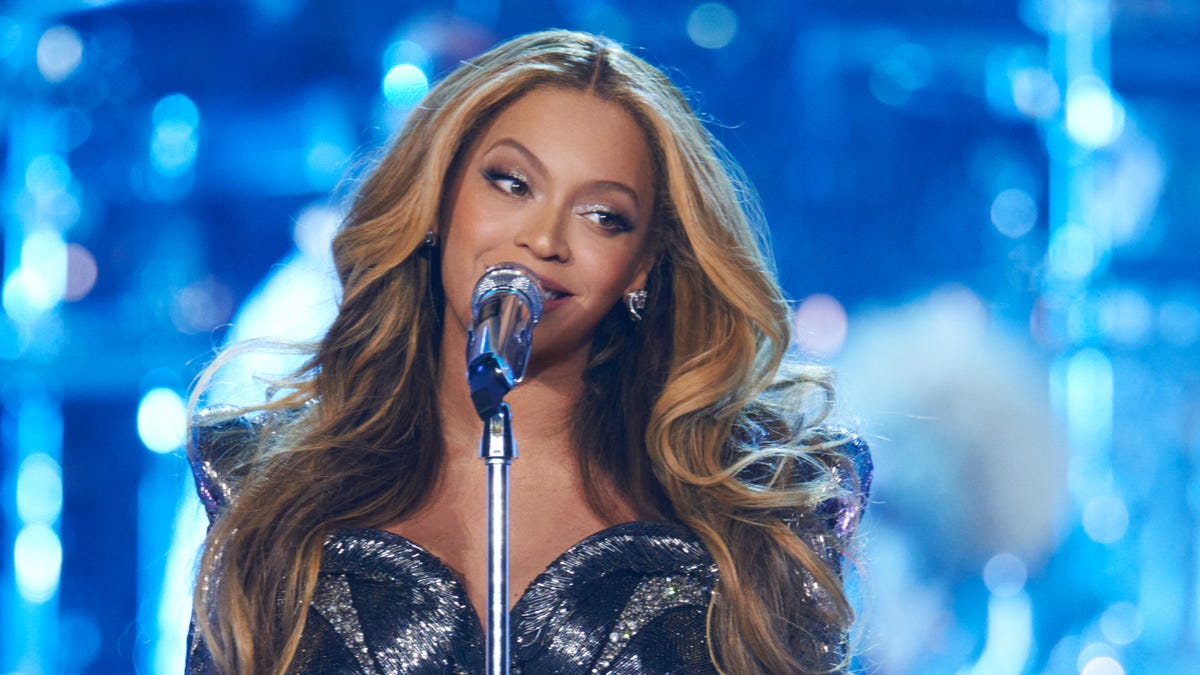 Beyoncé celebrates the debut of “Renaissance” at No. 1