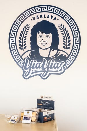 Οικογενειακά, το Yia Yia's Baklava ανοίγει το πρώτο του κατάστημα λιανικής στο Χάτφιλντ αυτόν τον μήνα, προσφέροντας τα σπιτικά γλυκά τους σε συσκευασίες 2, συσκευασίες 6 και δίσκους πάρτι.