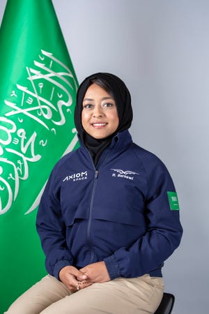Rayana Barnawi è la prima donna astronauta saudita.  Lavora in un laboratorio di ricerca sul cancro e volerà alla Stazione Spaziale Internazionale per un volo astronauta privato Axiom-2 organizzato da Axiom Space, SpaceX e NASA.