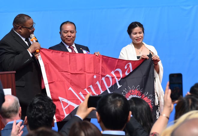 Aliquippa Mayor Dwan Walker honors Huabin Lin, chairman of 72 Steel, with an Aliquippa flag.