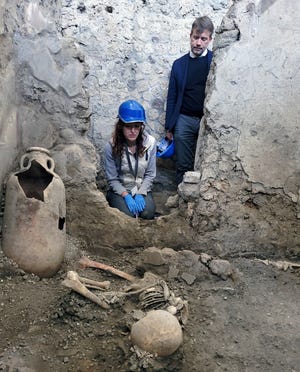 Een afbeelding van dinsdag 16 mei 2023 door het persbureau van het Archeologisch Park van Pompeii, toont een van de opgegraven skeletten waarvan archeologen denken dat het mannen zijn die stierven toen een muur op hen instortte tijdens de krachtige aardbevingen die gepaard gingen met de uitbarsting van de Vesuvius.  De oude stad Pompeii werd verwoest in 79 na Christus