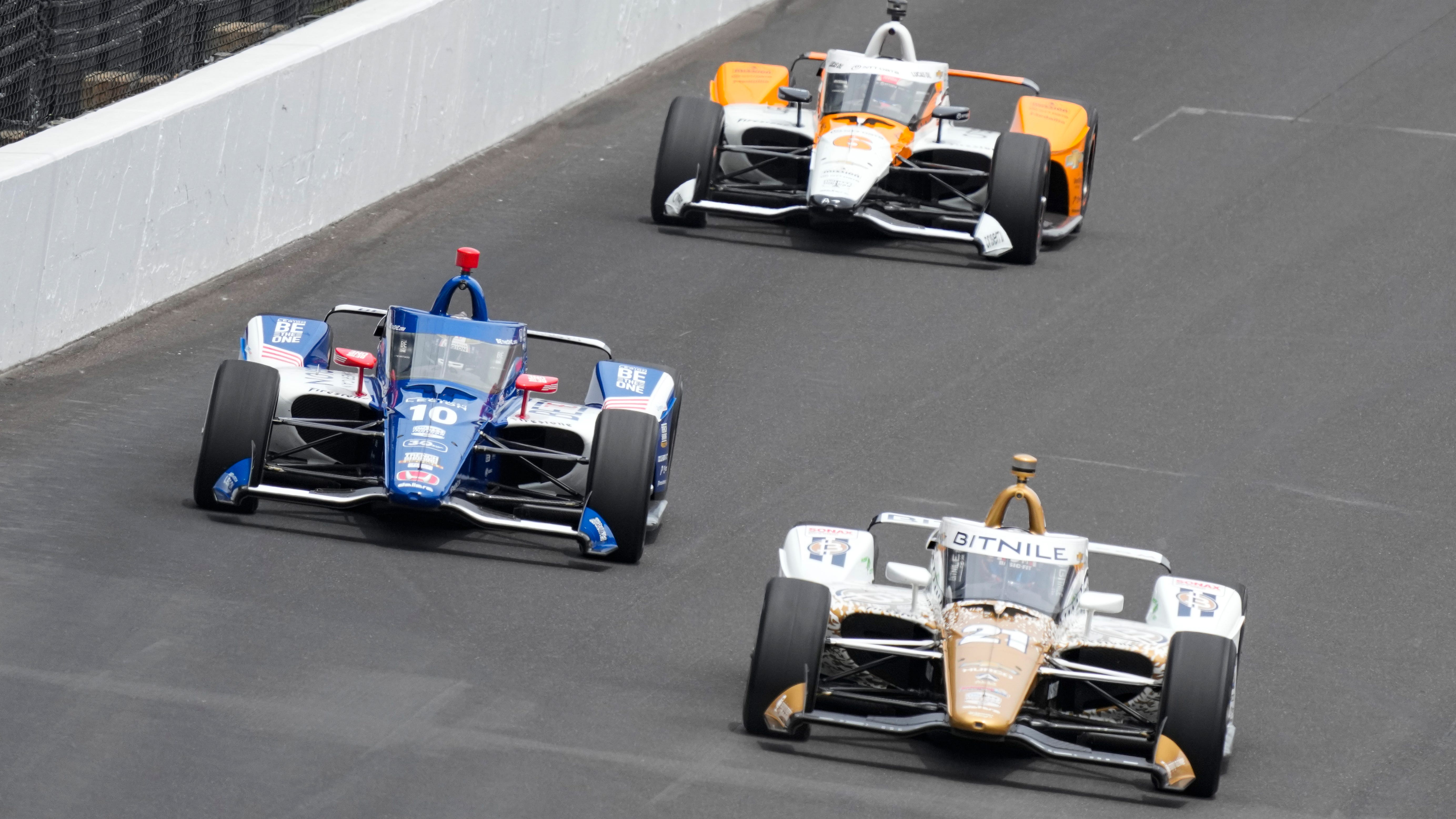 Rinus VeeKay (21) leads Alex Palou (10) and Felix Rosenqvist (6) early at the Indianapolis 500.