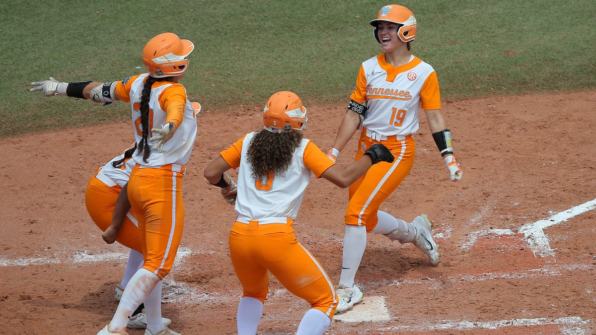 Tennessee softball stifles Alabamas comeback bid in Womens College World Series opener Tennessee softball stifles Alabamas comeback bid in Womens College World Series opener