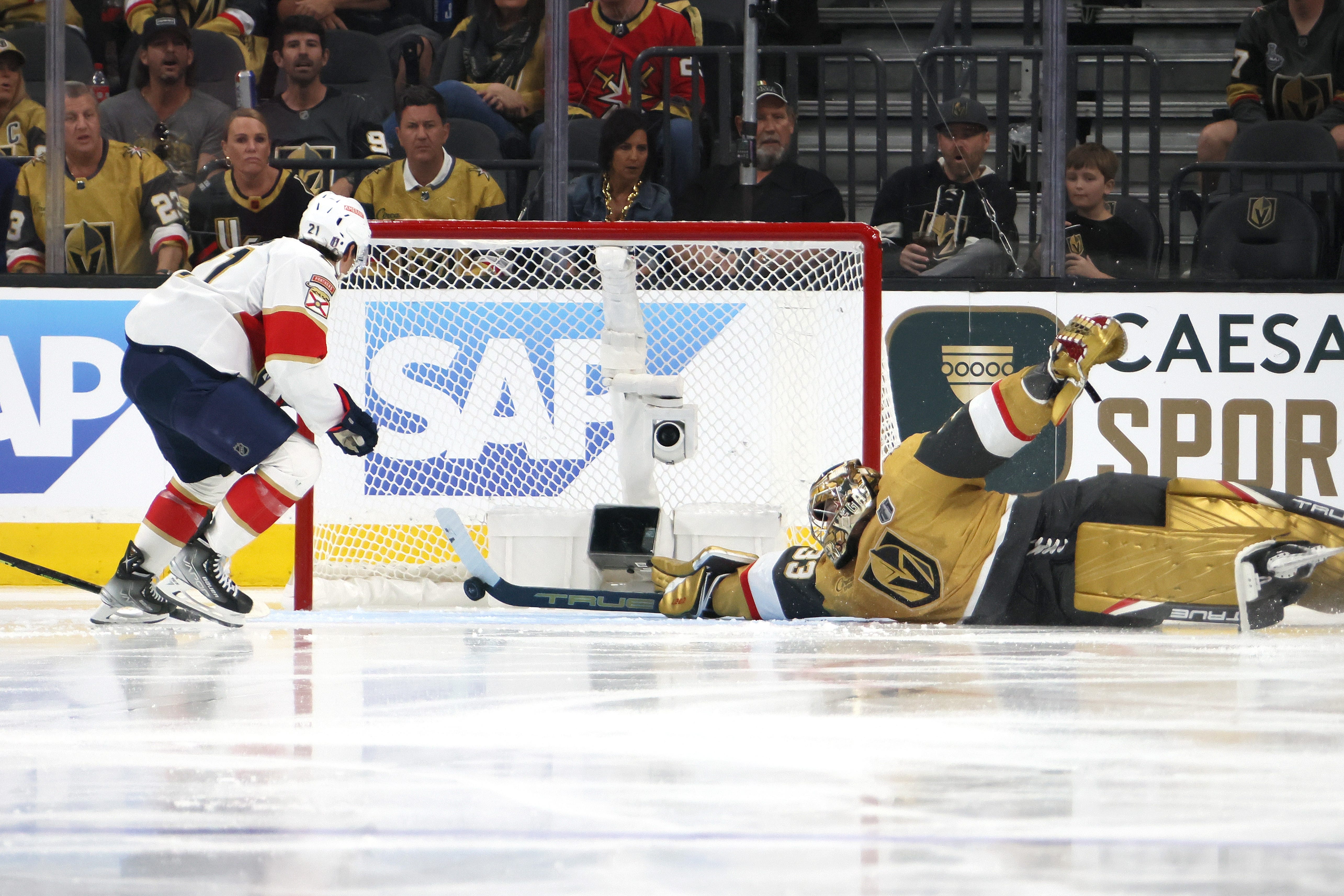 Golden Knights' Adin Hill makes save of the playoffs as Vegas wins Game 1 vs. Panthers
