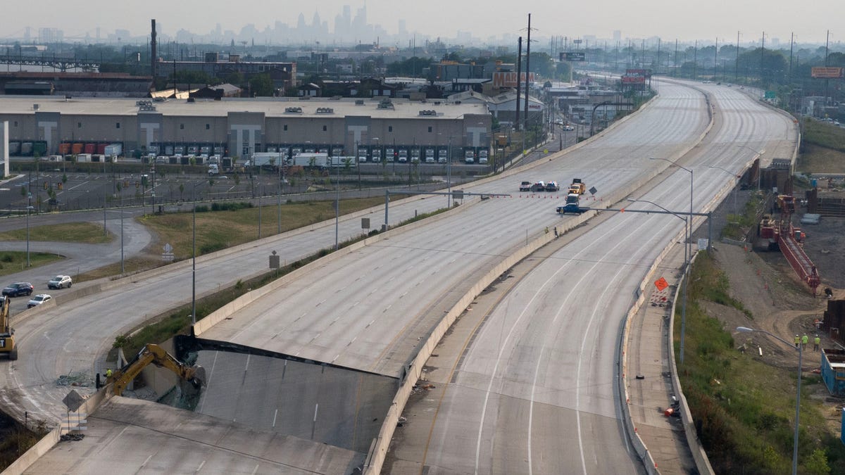 I95 bridge collapse. See photos from the Philadelphia accident scene