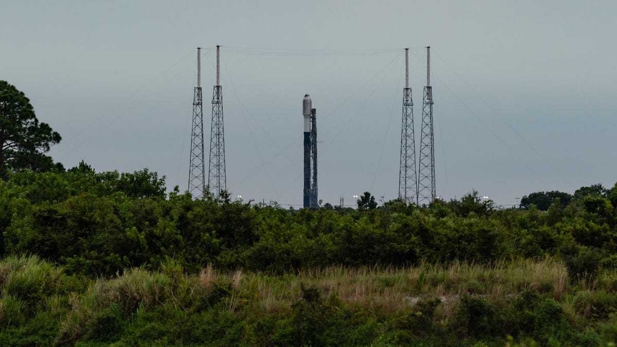 De nachtelijke lancering van SpaceX stimuleert Starlink-satellieten vanuit Florida