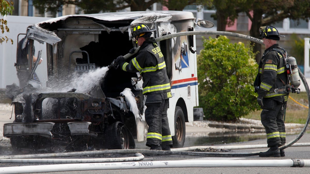 Fire erupts in US Postal Service truck making rounds in Berkeley Fire erupts in US Postal Service truck making rounds in Berkeley