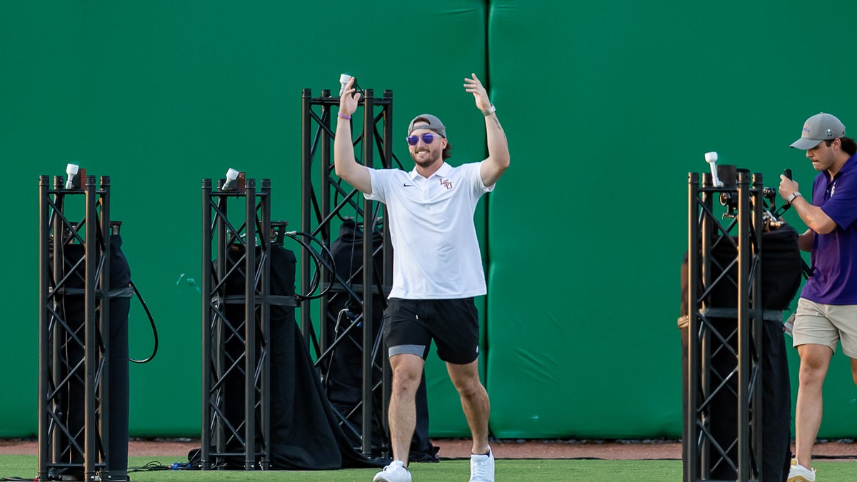 LSU baseball Tigers fans bid one last goodbye to Dylan Crews at championship celebration LSU baseball Tigers fans bid one last goodbye to Dylan Crews at championship celebration