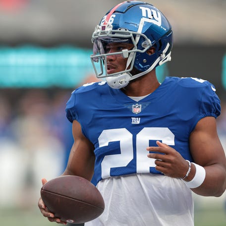 New York Giants running back Saquon Barkley (26) warms up before the game against the Cincinnati Bengals at MetLife Stadium.