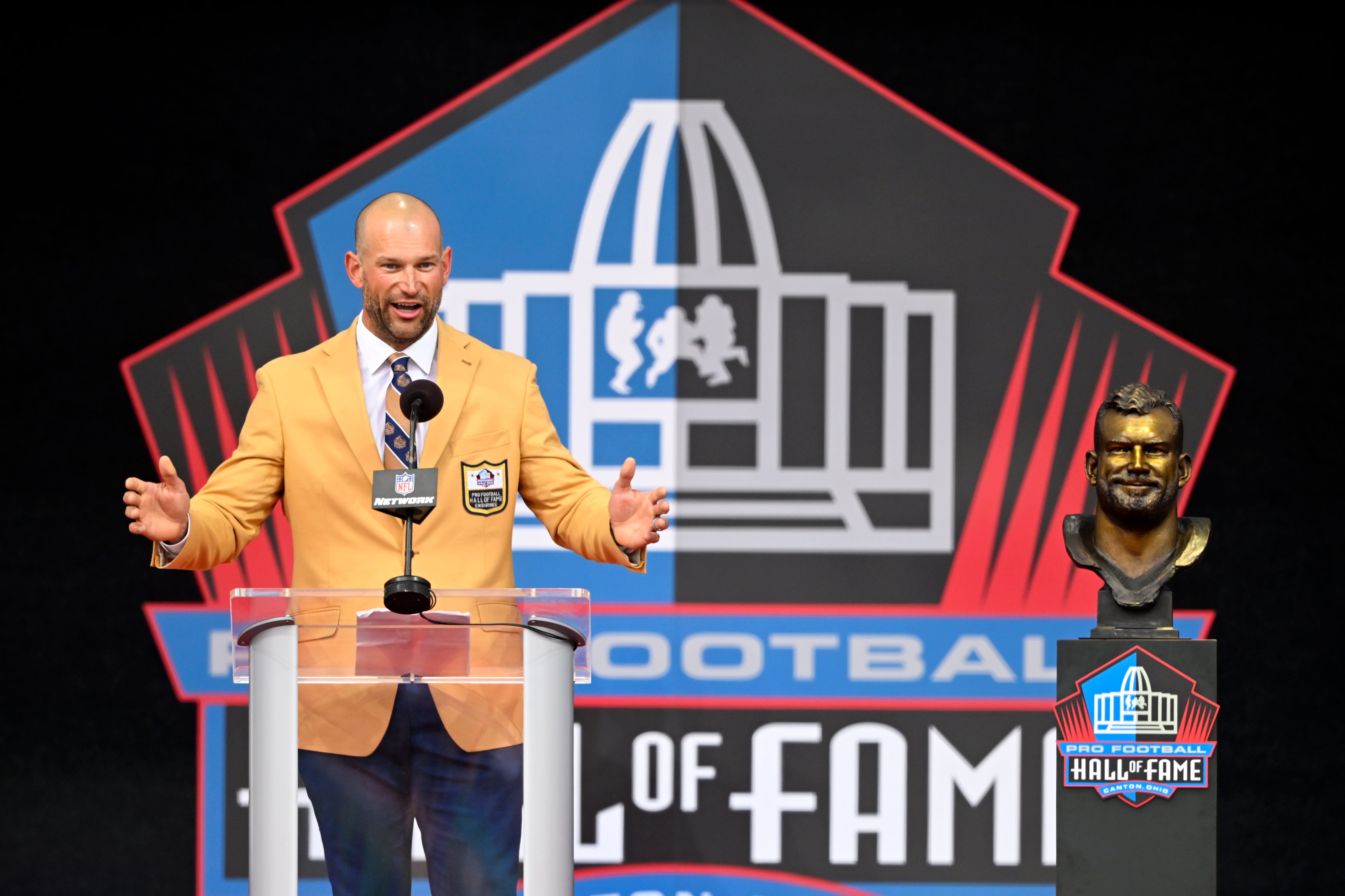 Browns icon Joe Thomas turns Hall of Fame enshrinement speech into tribute to family, fans