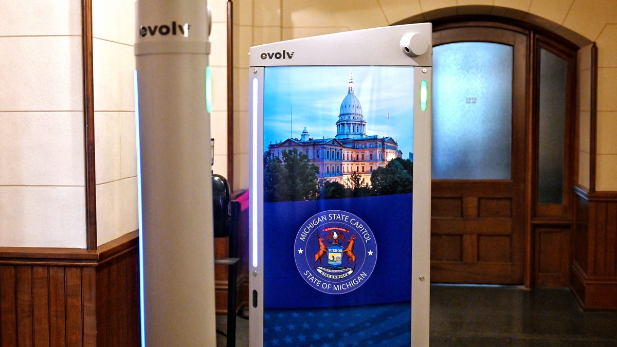 Commission carves out exemption for guns inside Capitol in Lansing Commission carves out exemption for guns inside Capitol in Lansing