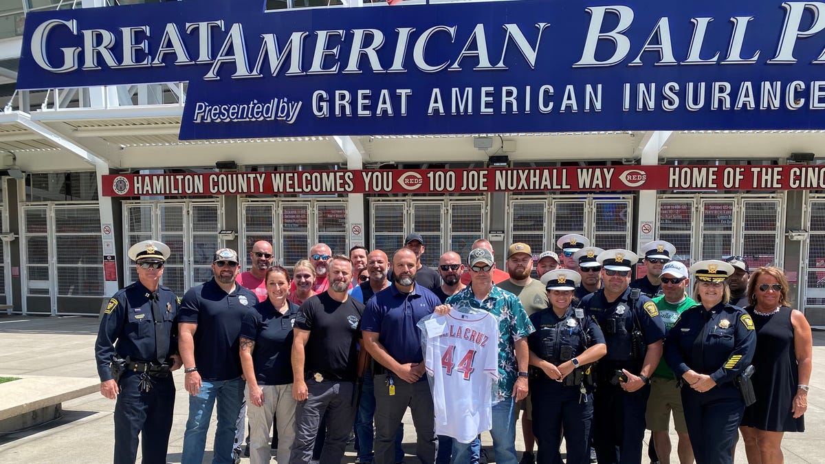 Cincinnati police give signed Elly De La Cruz jersey to detective shot in Reds gear Cincinnati police give signed Elly De La Cruz jersey to detective shot in Reds gear