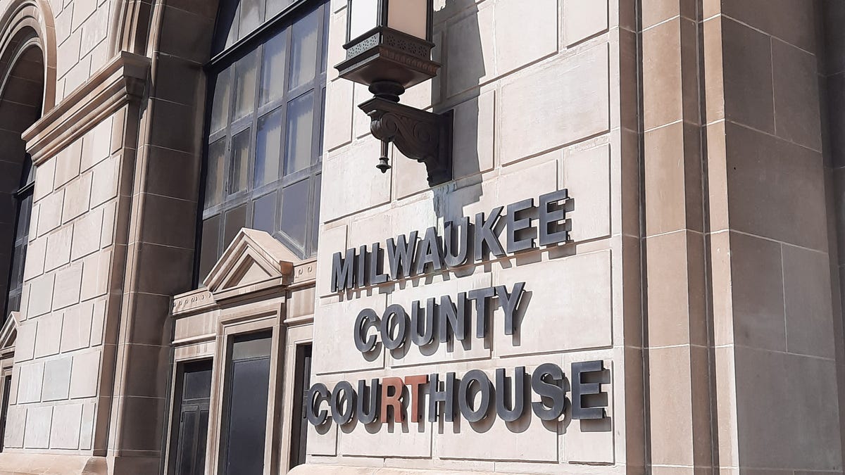 Milwaukee County approves new contract after health insurance flap Milwaukee County approves new contract after health insurance flap