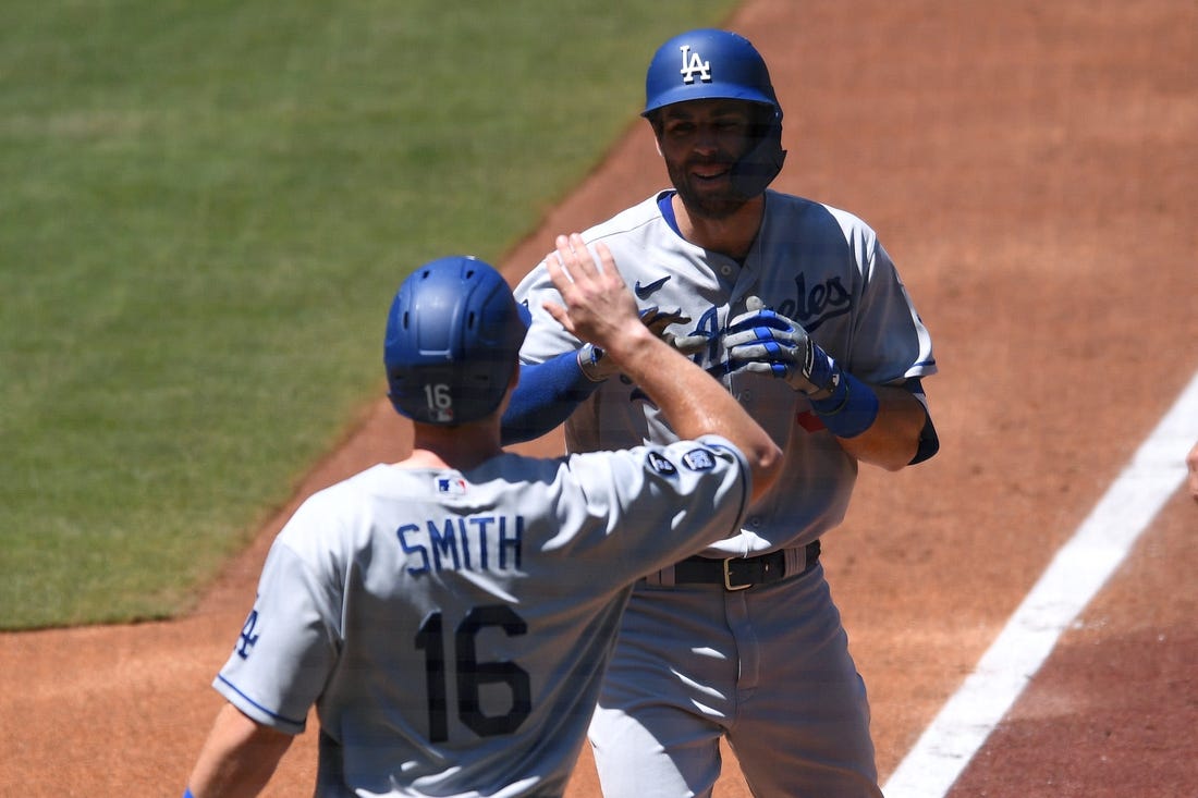 Eric Hosmer helps Padres end Dodgers’ 8-game winning streak